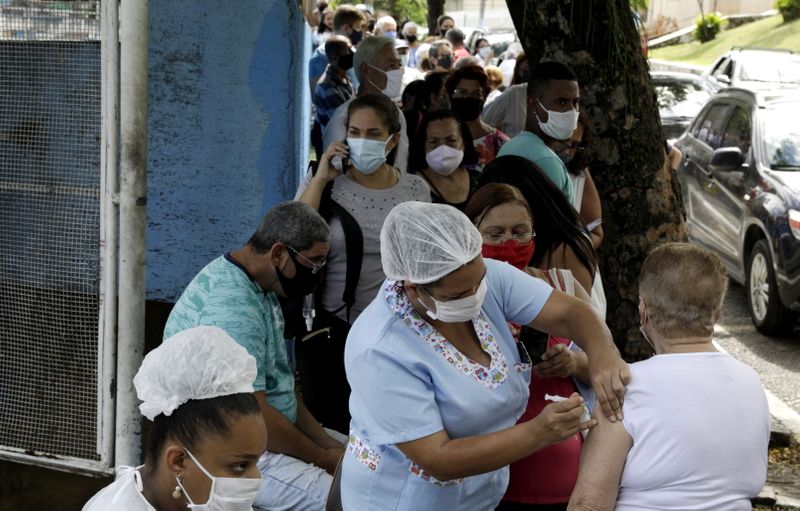 &copy; Reuters. Vacinação contra Covid-19 em  São Gonçalo, Rio de Janeiro
 18/2/2021 REUTERS/Ricardo Moraes