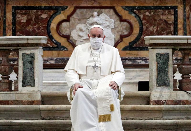 &copy; Reuters. Papa Francisco usa máscara durante cerimônia em igreja em Roma
20/10/2020 REUTERS/Guglielmo Mangiapane