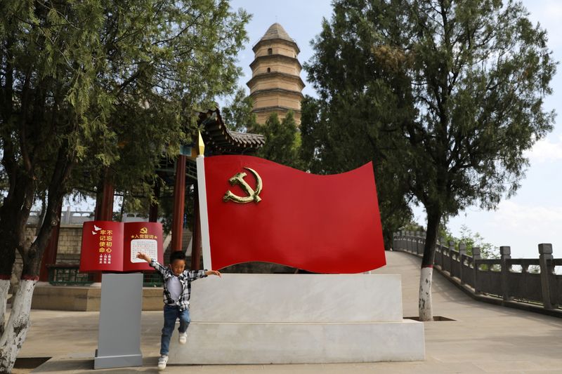 &copy; Reuters. Criança brinca em praça de Yanan, na China
09/05/2021
REUTERS/Tingshu Wang