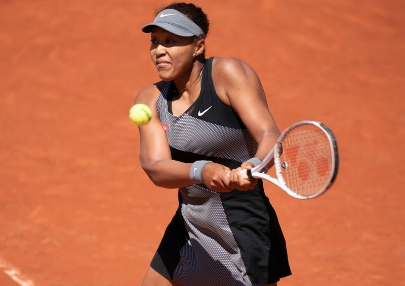 &copy; Reuters. Tenista Naomi Osaka no Roland Garros em partida contra Patricia Maria na França
30/05/2021 Susan Mullane-USA TODAY Sports