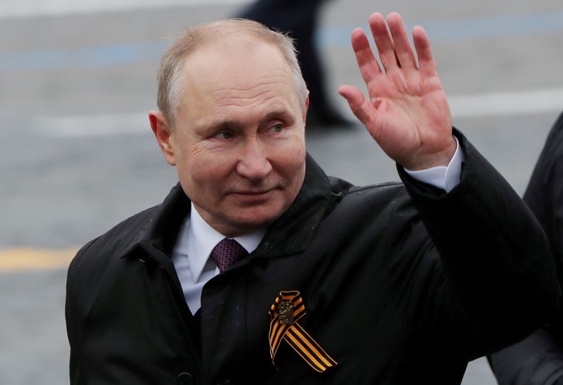 &copy; Reuters. FILE PHOTO: Russian President Vladimir Putin waves while walking along Red Square after a military parade on Victory Day, in central Moscow, Russia May 9, 2021. REUTERS/Evgenia Novozhenina/File Photo