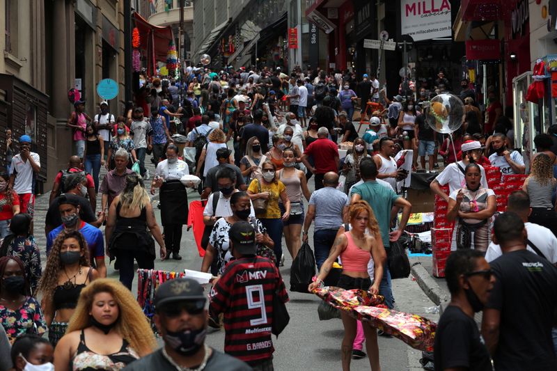 &copy; Reuters. Consumidores fazem compras em rua comercial de São Paulo em meio a disseminação da Covid-19
15/12/2020
REUTERS/Amanda Perobelli