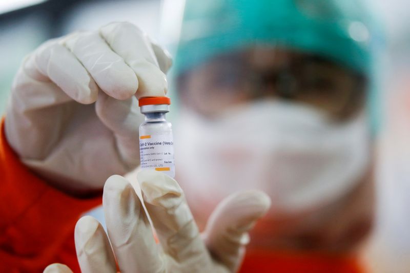 &copy; Reuters. FILE PHOTO: A medical worker holds a dose of the Sinovac vaccine at a district health facility as Indonesia begins mass vaccination for the coronavirus disease (COVID-19), starting with its healthcare workers, in Jakarta, Indonesia January 14, 2021. REUTE
