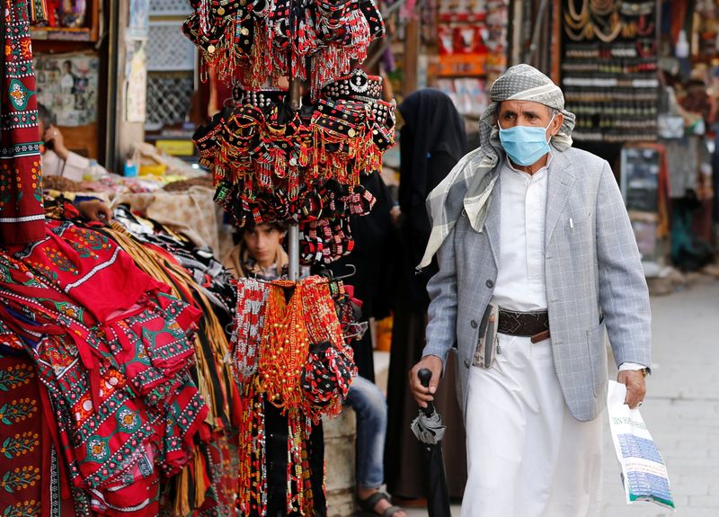 &copy; Reuters. رجل يضع كمامة يسير في سوق بصنعاء في الثاني من يونيو حزيران 2020. تصوير: خالد عبد الله - رويترز
