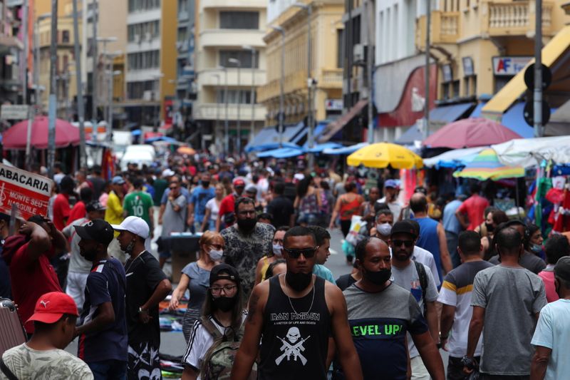 &copy; Reuters. Consumidores fazem compras em rua comercial de São Paulo
15/12/2020
REUTERS/Amanda Perobelli