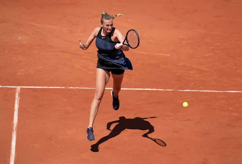 &copy; Reuters. لاعبة التنس التشيكية بترا كفيتوفا أثناء مباراتها أمام البلجيكية جريت مينين في بطولة فرنسا المفتوحة يوم 30 مايو أيار 2021. صورة لرويترز من (يو.إ