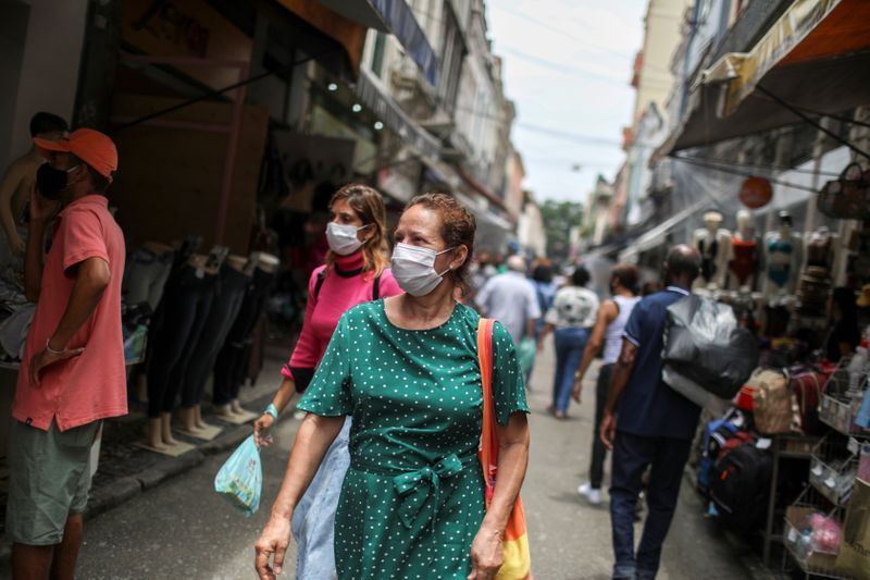 &copy; Reuters. People walk around the Saara street market, amid the outbreak of the coronavirus disease (COVID-19), in Rio de Janeiro, Brazil November 19, 2020. Picture taken November 19, 2020. REUTERS/Pilar Olivares/Files