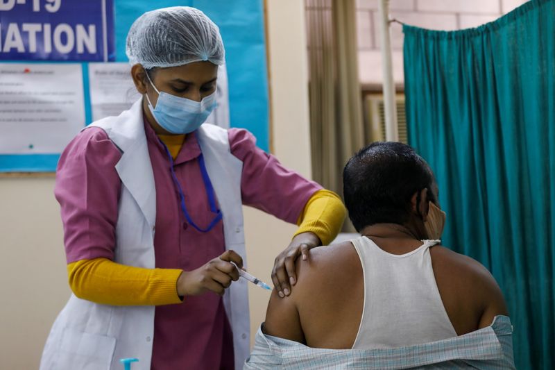 &copy; Reuters. Homem recebe vacina Covaxin contra a Covid-19, da farmacêutica Bharat Biotech, em centro de vacinação em Nova Délhi, Índia
13/02/2021 REUTERS/Adnan Abidi/Foto de Arquivo