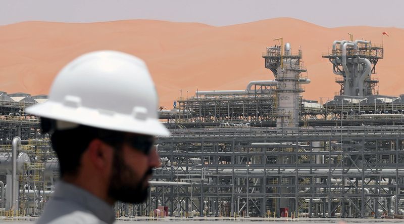 © Reuters. FILE PHOTO: A Saudi Aramco employee is seen at the Natural Gas Liquids (NGL) facility at Aramco's Shaybah oilfield in the Empty Quarter, Saudi Arabia May 22, 2018. REUTERS/Ahmed Jadallah/File Photo