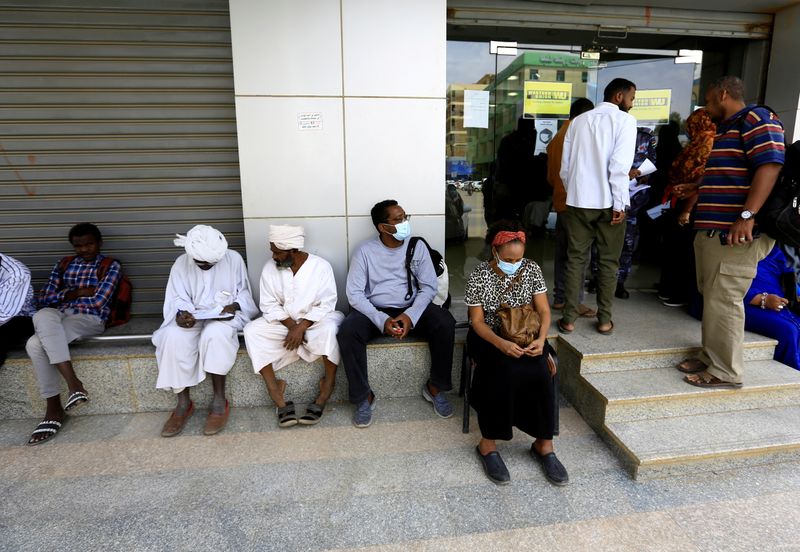 &copy; Reuters. أناس ينتظرون أمام مكتب للصرافة في العاصمة السودانية الخرطوم يوم 28 فبراير شباط 2021. تصوير: نور الدين عبد الله - رويترز.