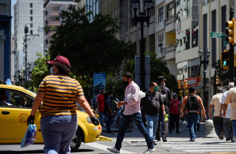 &copy; Reuters. IMAGEN DE ARCHIVO. Personas caminan por las calles en medio del brote de coronavirus, en Guayaquil, Ecuador. Mayo 20, 2020. REUTERS/Santiago Arcos