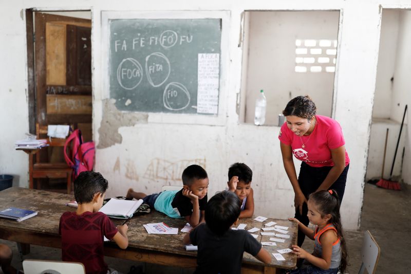 &copy; Reuters. Professora dá aula para crianças na Escola São José no município de Belágua, Maranhão
10/10/2018
REUTERS/Nacho Doce