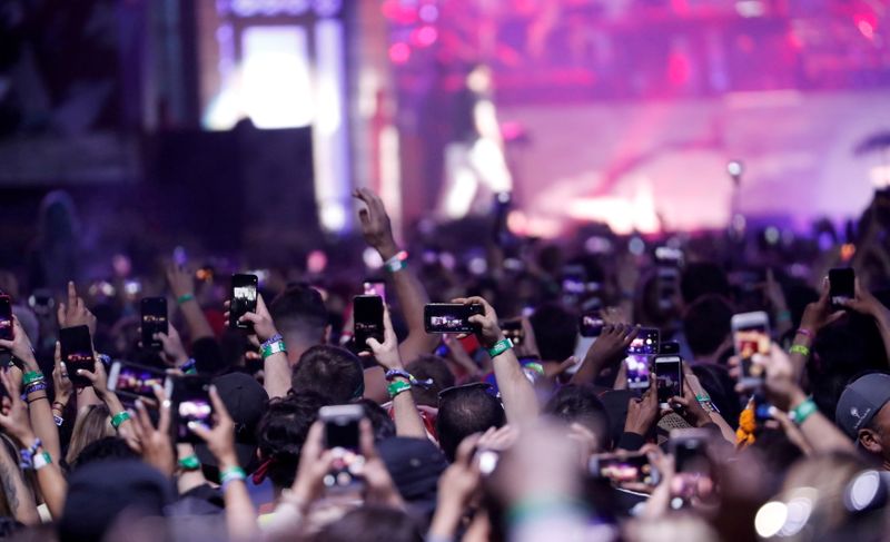 &copy; Reuters. FILE PHOTO: Concertgoers use their mobile phones during Eminem's performance at the Coachella Valley Music and Arts Festival in Indio, California, U.S., April 15, 2018.  REUTERS/Mario Anzuoni/File Photo