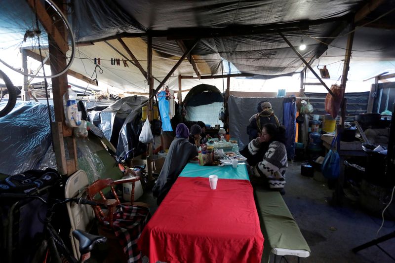 &copy; Reuters. FILE PHOTO: Migrants who traveled to northern Mexico seeking asylum in the United States, are pictured at a migrant encampment in Matamoros, Mexico February 18, 2021. REUTERS/Daniel Becerril/File Photo
