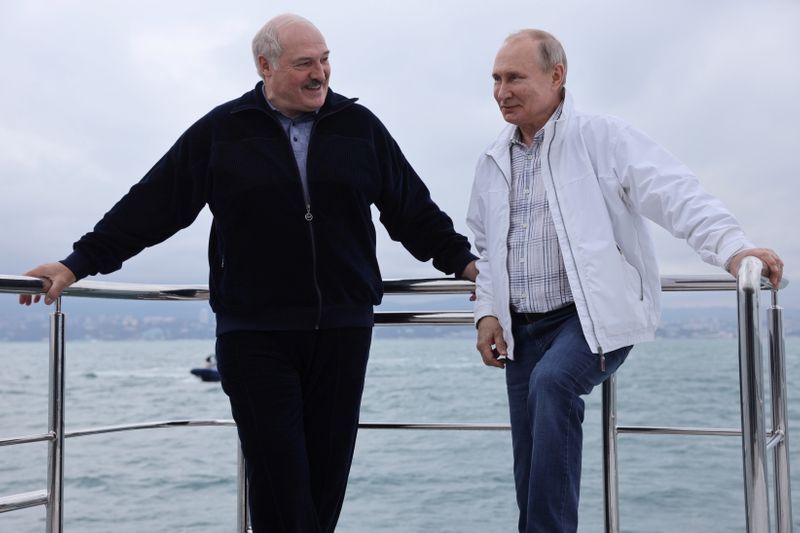 &copy; Reuters. ألكسندر لوكاشينكو رئيس روسيا البيضاء مع الرئيس الروسي فلاديمير بوتين في جولة بسفينة على ساحل البحر الأسود في روسيا يوم 29 مايو أيار 2021. 
(صورة