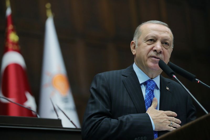 &copy; Reuters. الرئيس التركي رجب طيب اردوغان يلقي كلمة أمام أعضاء حزب العدالة والتنمية الذي يتزعمه أثناء اجتماع في البرلمان في العاصمة أنقرة يوم 26 مايو أي