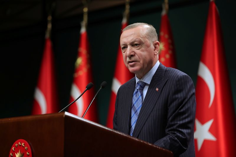 &copy; Reuters. الرئيس التركي رجب طيب أردوغان يدلي ببيان بعد اجتماع للحكومة في العاصمة أنقرة يوم 17 مايو أيار 2021.
(صورة لرويترز من المكتب الصحفي للرئاسة التر