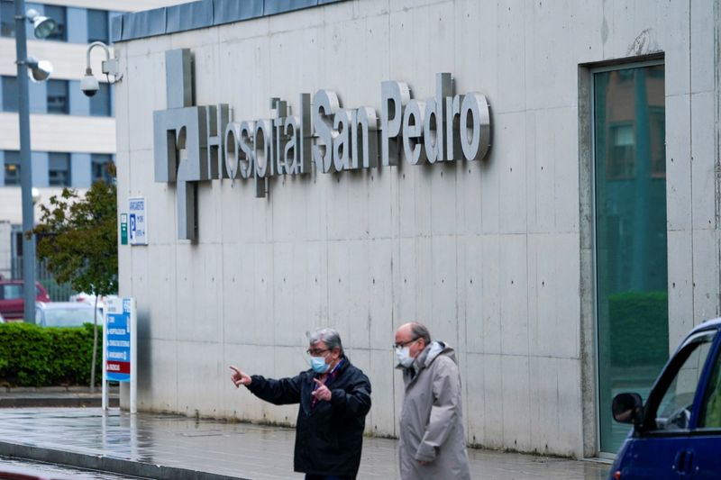 &copy; Reuters. لقطة لواجهة مستشفى سان بيدرو في لوجرونو باسبانيا حيث كان إبراهيم غالي زعيم جبهة البوليساريو يتلقى العلاج يوم الثلاثاء. تصوير: فينسينت وست - 
