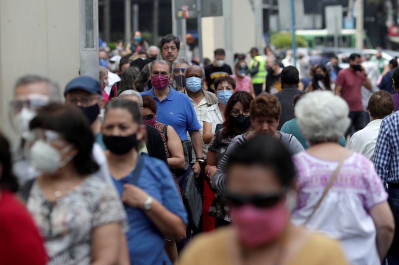 &copy; Reuters. Fila para vacinação no México
1/6/ 2021 REUTERS/Henry Romero