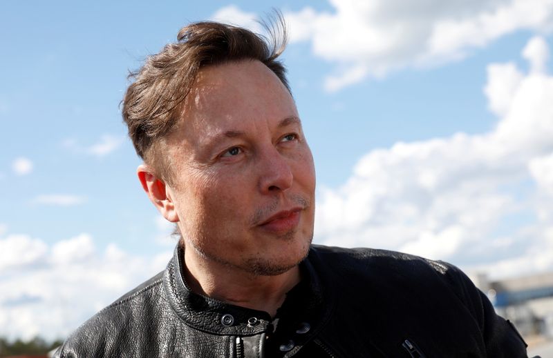 &copy; Reuters. FILE PHOTO: SpaceX founder and Tesla CEO Elon Musk looks on as he visits the construction site of Tesla's gigafactory in Gruenheide, near Berlin, Germany, May 17, 2021. REUTERS/Michele Tantussi