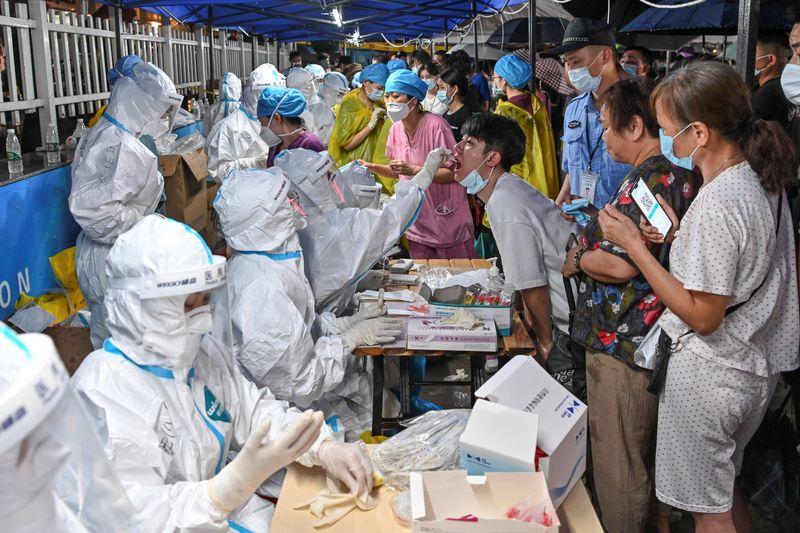 &copy; Reuters. 　６月２日　中国国家衛生健康委員会の発表によると、本土で１日に確認された新型コロナウイルスの新規感染者は２４人で、前日の２３人から増加した。写真は５月３０日、広東省広州市