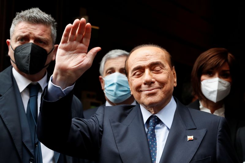 Italie : Berlusconi dit que sa santé s'améliore progressivement