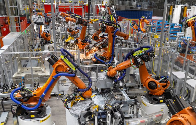 &copy; Reuters. FILE PHOTO: View to the car body construction line of the new electric Volkswagen model ID.3 in Zwickau, Germany, February 25, 2020. REUTERS/Matthias Rietschel