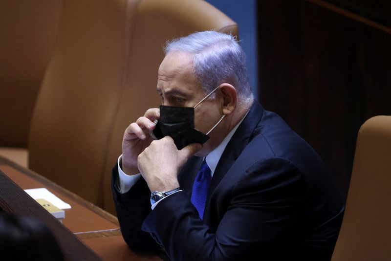 © Reuters. Israeli Prime Minister Benjamin Netanyahu speaks on his mobile phone during a special session of the Knesset whereby Israeli lawmakers elect a new president, at the plenum in the Knesset, Israel's parliament, in Jerusalem June 2, 2021. REUTERS/Ronen Zvulun