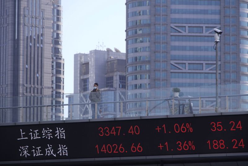 &copy; Reuters. Un ponte con uno schermo presso il distretto finanziario di Lujiazui a Shanghai. REUTERS/Aly Song