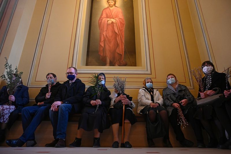 &copy; Reuters. Believers wearing protective masks attend a service, which marks the Orthodox feast of Palm Sunday, amid the coronavirus disease (COVID-19) outbreak in Rostov-on-Don, Russia April 25, 2021. REUTERS/Sergey Pivovarov