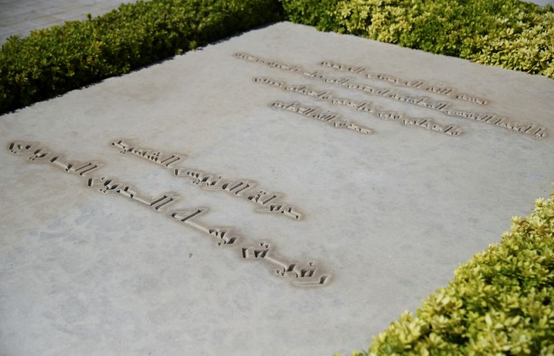 &copy; Reuters.  منظر يوضح قبر رئيس الوزراء اللبناني الأسبق رفيق الحريري في بيروت يوم 18 أغسطس آب 2020. تصوير: هانا ماكاي - رويترز