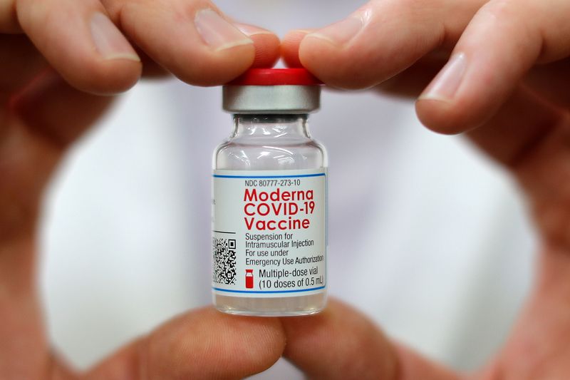 &copy; Reuters. FOTO DE ARCHIVO: Un farmacéutico sostiene un frasco de la vacuna contra el coronavirus de Moderna en West Haven, Connecticut, Estados Unidos, el 17 de febrero de 2021. REUTERS/Mike Segar