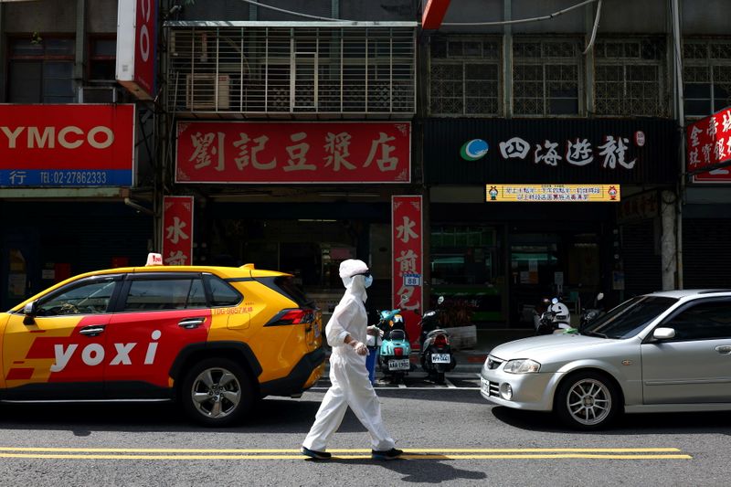 &copy; Reuters. 　６月２日、台湾は、１週間に１７０万人を目標とする大規模な新型コロナワクチン接種計画の詳細を発表した。写真は防護服を着た人。台北で撮影（２０２１年　ロイター／Ann Wang）