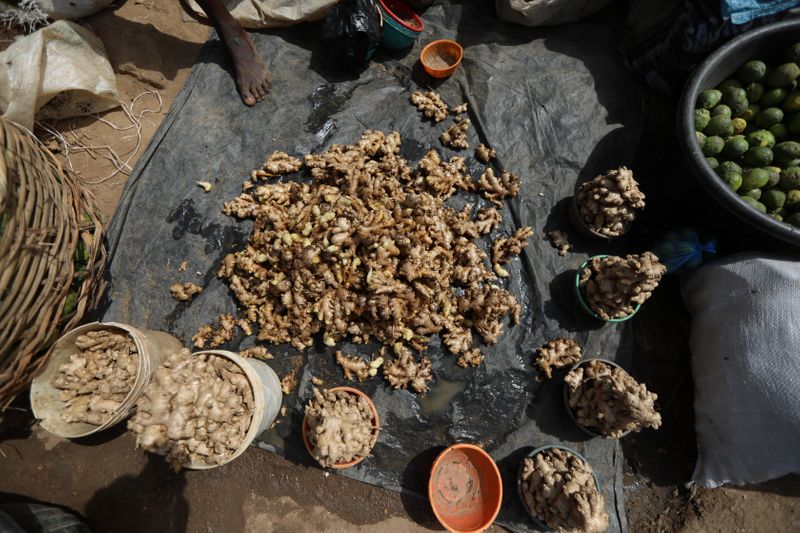 © Reuters. Freshly washed ginger plant bulbs are seen at a market in Kaduna, Nigeria. April 30, 2021. Picture taken April 30, 2021. REUTERS/Afolabi Sotunde