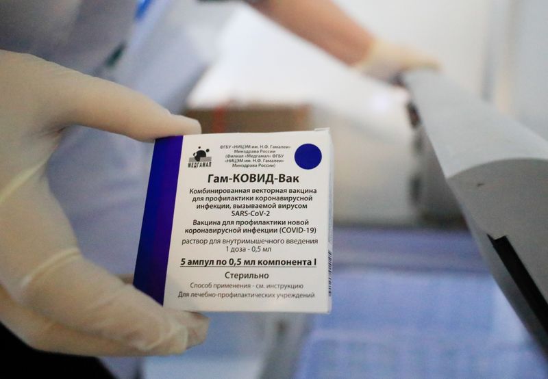 &copy; Reuters. A medical worker holds a box of Sputnik V (Gam-COVID-Vac) vaccine against the coronavirus disease (COVID-19) at a mobile vaccination centre in a dacha community near the village of Poyarkovo in Moscow Region, Russia May 31, 2021.  REUTERS/Evgenia Novozhen