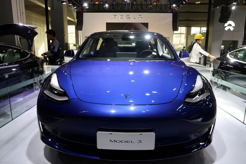 © Reuters. FILE PHOTO: A China-made Tesla Model 3 electric vehicle is seen ahead of the Guangzhou auto show in Guangzhou, Guangdong province, China,  November 21, 2019. REUTERS/Yilei Sun/File Photo