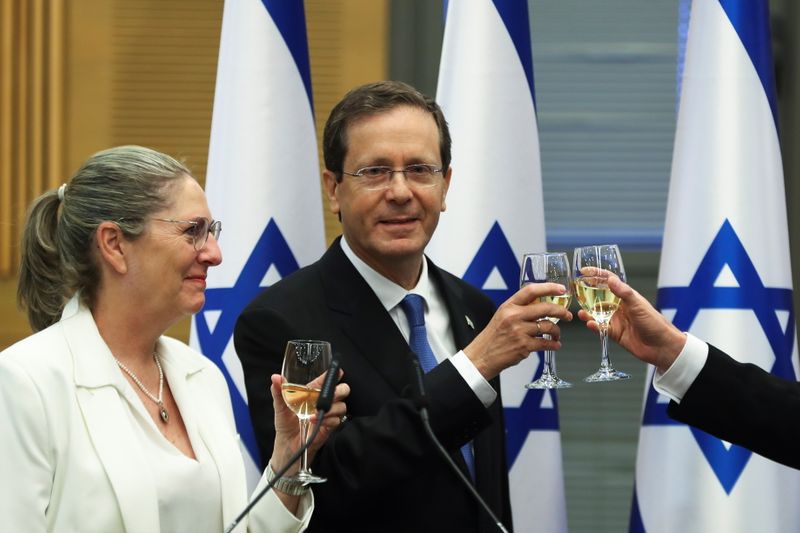 &copy; Reuters. الرئيس المنتخب إسحق هرتزوج وزوجته في الكنيست الإسرائيلي بالقدس يوم الأربعاء. تصوير: رونين زفولون - رويترز.