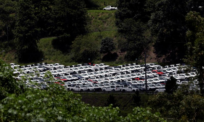 © Reuters. Carros recém-fabricados em estacionamento de fábrica de São Bernardo do Campo, SP
05/01/2017
REUTERS/Paulo Whitaker