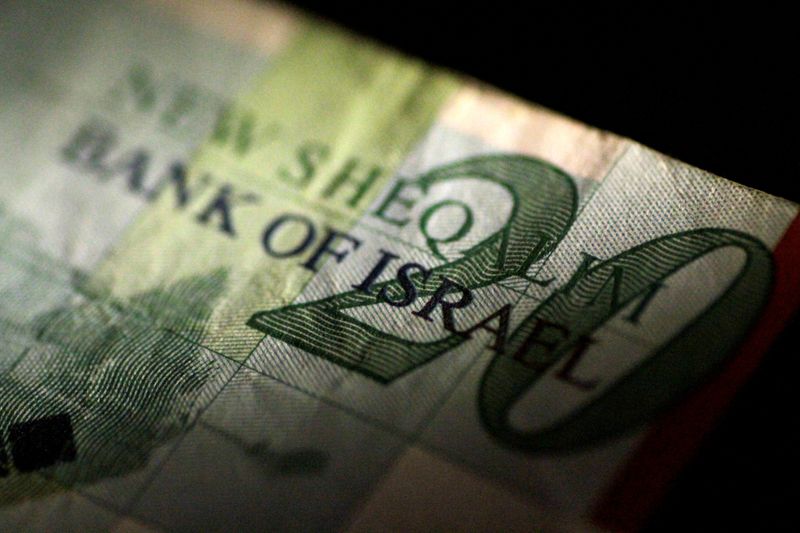 &copy; Reuters. FILE PHOTO: An Israeli shekel note is seen in this June 22, 2017 illustration photo. REUTERS/Thomas White/Illustration/File Photo