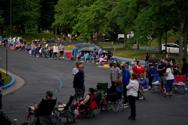 &copy; Reuters. Foto de archivo. Una fila de personas en las afueras de un centro en Kentucky antes de su apertura para recibir pedidos de ayuda por desempleo