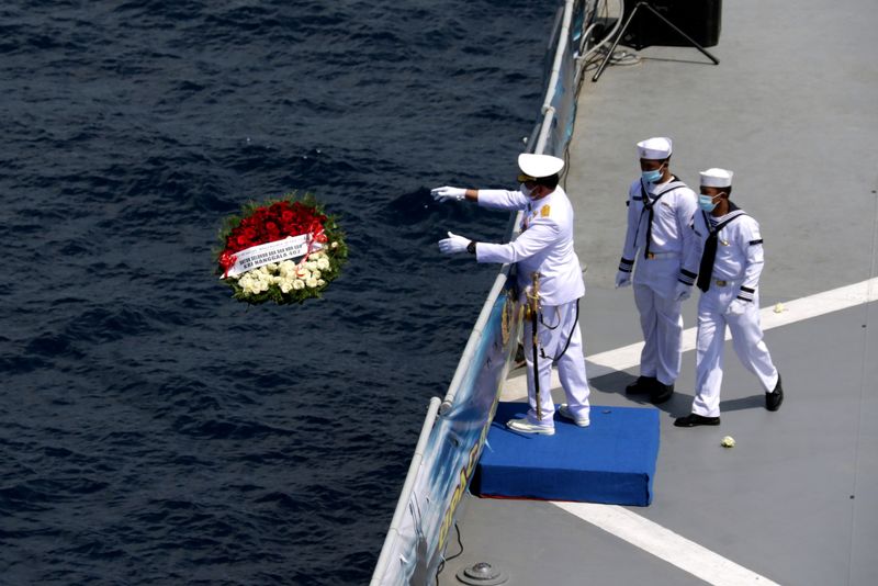 &copy; Reuters. Comandante da Marinha da Indonésia joga coroa de flores no mar no local onde submarino desapareceu em abril
30/04/2021
Antara Foto/Budi Candra Setya/via Reuters