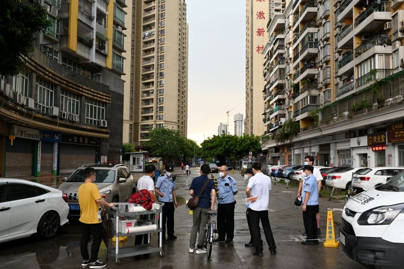 &copy; Reuters. Polícia impõe bloqueio em rua de Guangzhou, na província de Guangdong
29/05/2021 cnsphoto via REUTERS