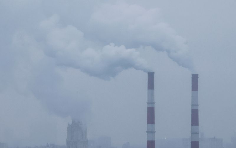 &copy; Reuters. Steam rises from chimneys of a heating power plant in Moscow, Russia December 1, 2020. REUTERS/Maxim Shemetov