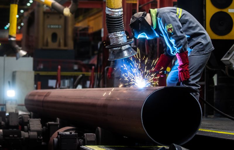 &copy; Reuters. An employee welds a large diameter pipe on the assembly line of Chelyabinsk Pipe Rolling Plant owned by ChelPipe Group in Chelyabinsk, Russia February 26, 2020. Picture taken February 26, 2020. REUTERS/Maxim Shemetov