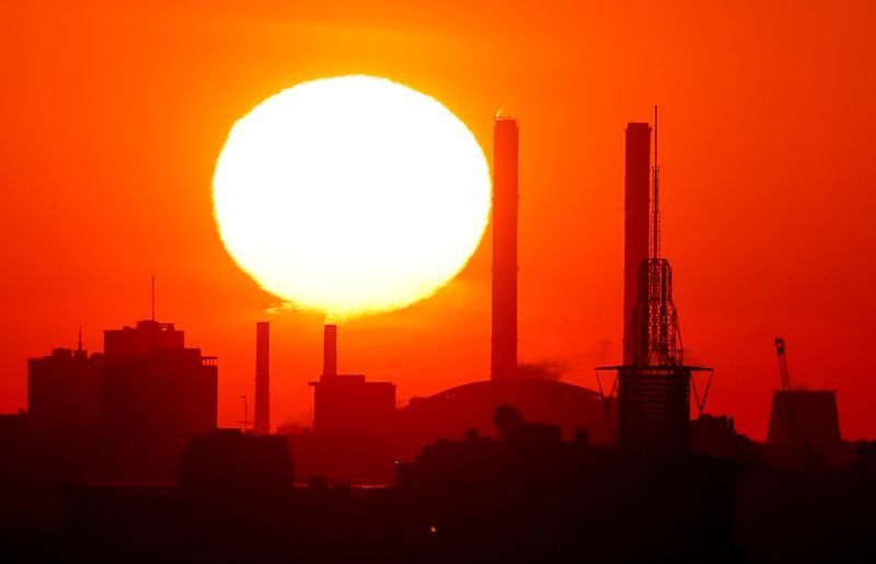 &copy; Reuters. The sun rises behind chimneys of a heating power plant in Moscow, Russia May 30, 2018. REUTERS/Maxim Shemetov