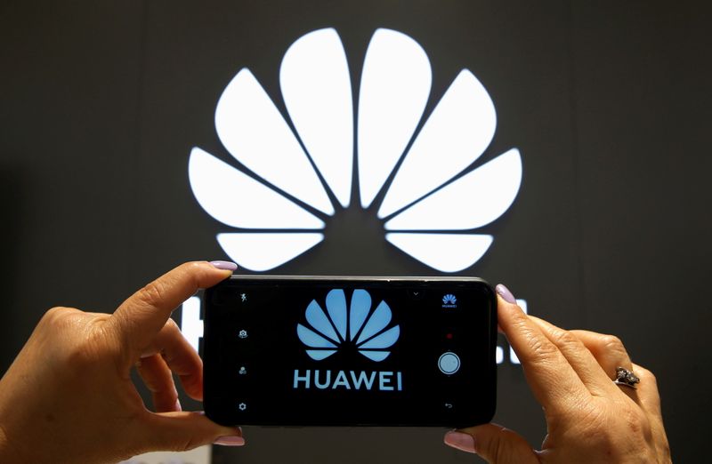 &copy; Reuters. FILE PHOTO: A Huawei logo is seen on a cell phone screen in their store at Vina del Mar, Chile July 18, 2019. REUTERS/Rodrigo Garrido/File Photo