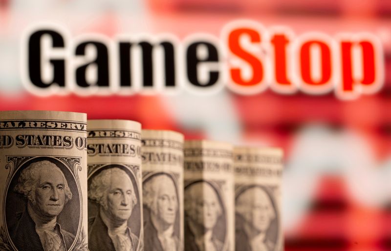 &copy; Reuters. Imagen de archivo ilustrativa de billetes de un dólar frente al logo proyectado de GameStop