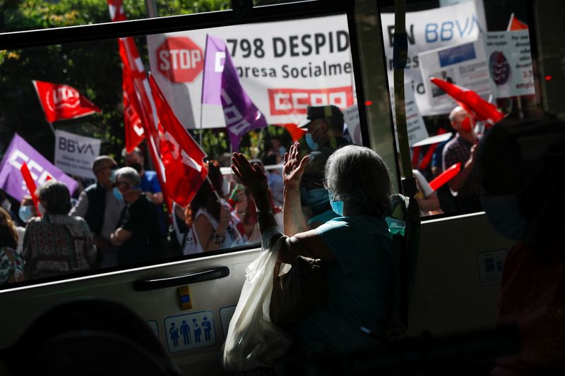 &copy; Reuters. A woman claps from inside a bus as she watches a protest against plans by BBVA, Spain's country's second-biggest bank, to cut its banking staff in its home market in Madrid, Spain June 2, 2021. REUTERS/Susana Vera