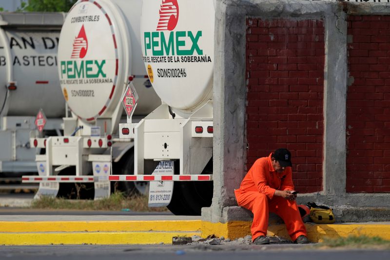 &copy; Reuters. FILE PHOTO: A worker of the Mexican state oil firm PEMEX is pictured during a protest in Cadereyta on the outskirts of Monterrey, Mexico August 6, 2020. REUTERS/Daniel Becerril/File Photo