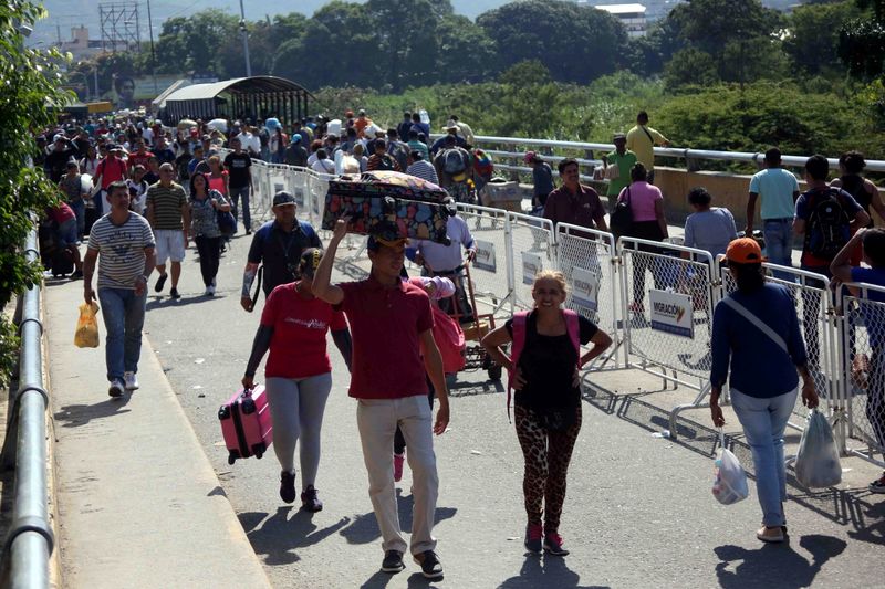 &copy; Reuters. La Colombie a entamé mercredi l'ouverture progressive de sa frontière avec le Venezuela, après une fermeture de 14 mois instaurée pour enrayer la propagation du coronavirus, indique le gouvernement. /Photo d'archives/REUTERS/Carlos Eduardo Ramirez